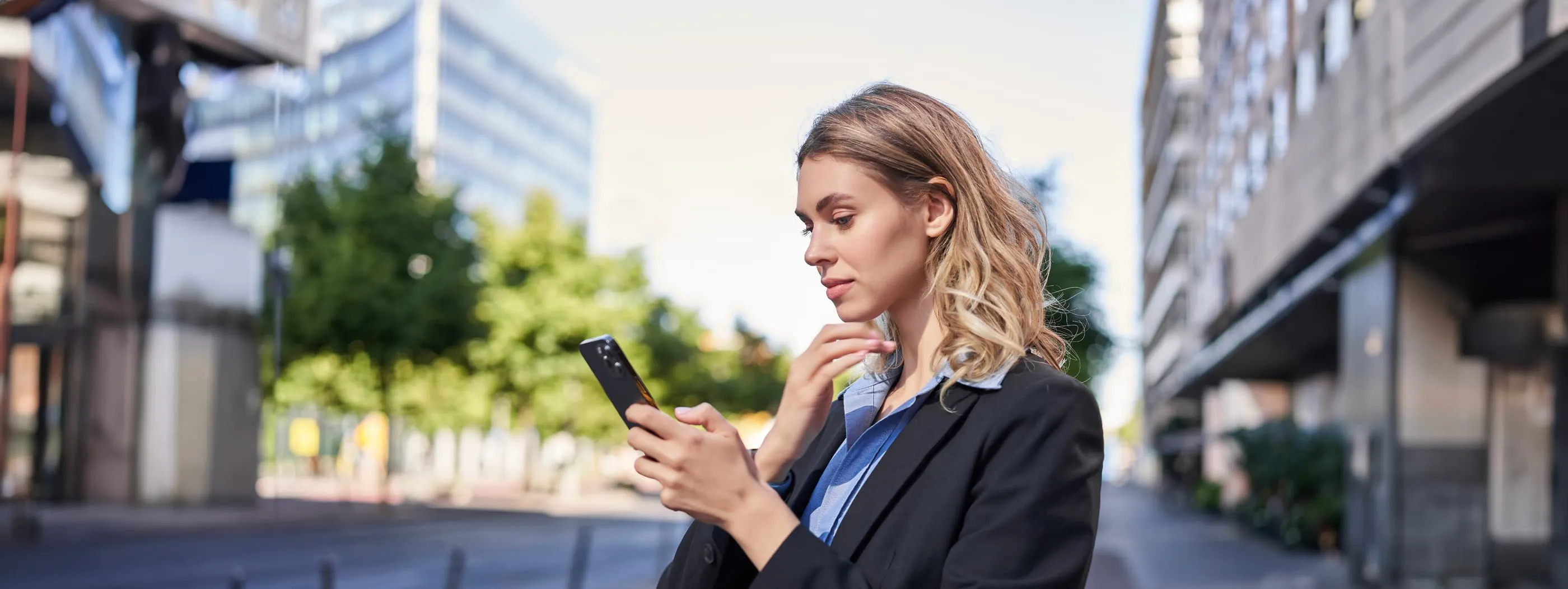Operadora consultando los mercados desde su teléfono
